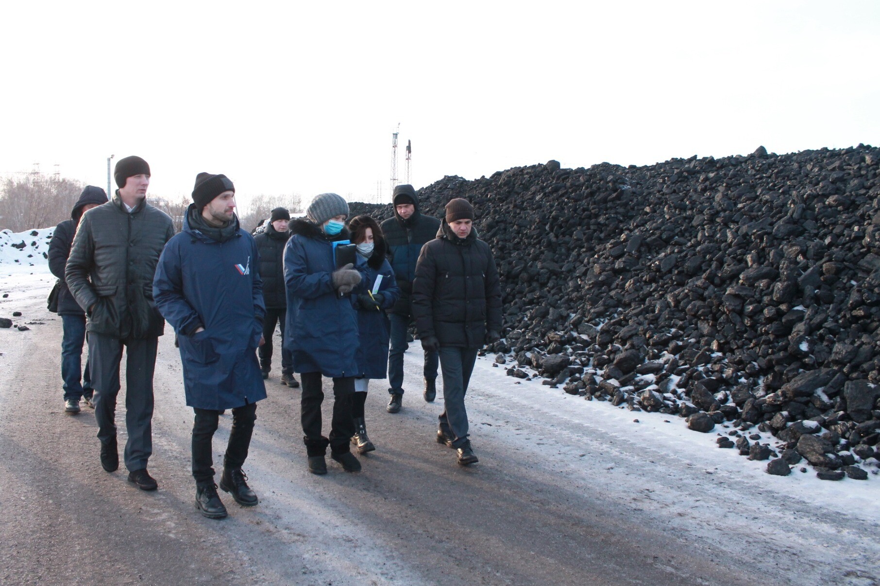 "Кузбасстопливосбыт" показал общественникам и органам власти работу складов с углем для жителей