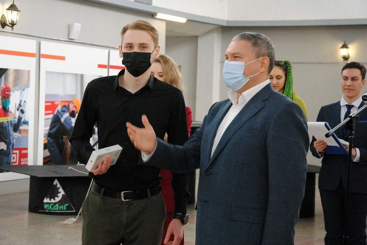Ректор СибГИУ вручил "яблочные" гаджеты студентам - победителям розыгрыша среди привившихся от COVID-19