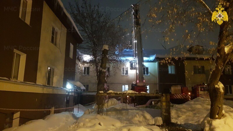 Крыша многоквартирного дома рухнула под тяжестью снега в Калуге