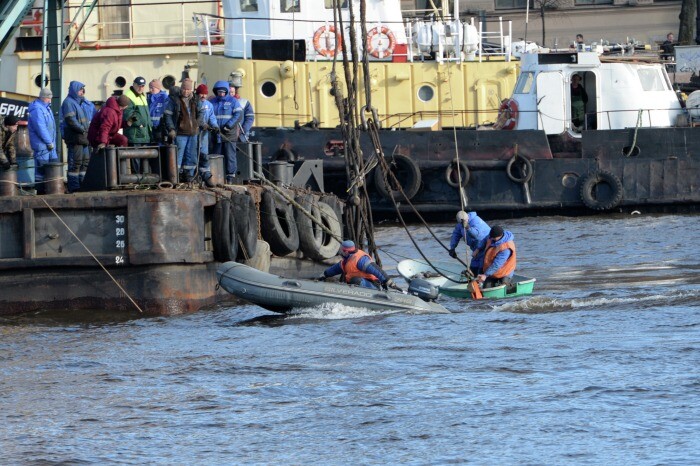 Один человек погиб при затоплении судна в порту Зарубино, еще один госпитализирован