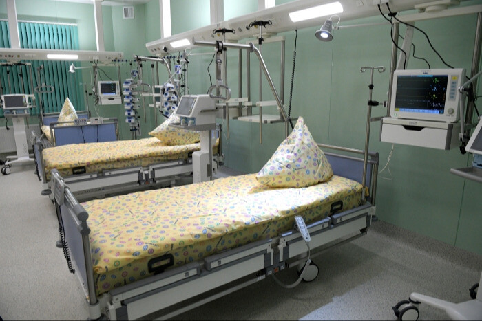 Власти в Свердловской области поручили ряду больниц быть готовыми развернуть "коронавирусные" койки для детей
