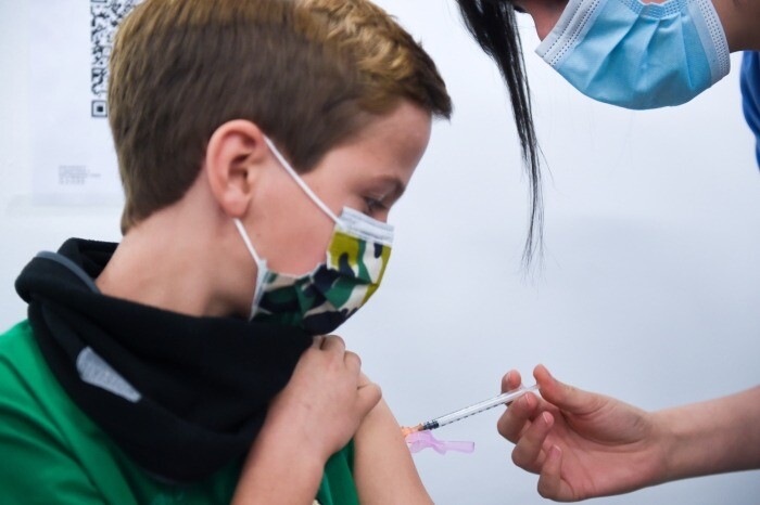 Почти 100 детей и подростков привились от коронавируса в Приморье