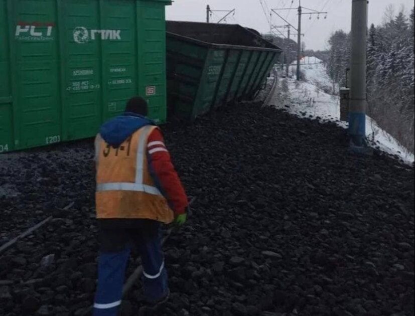 Несколько поездов задерживаются из-за схода грузовых вагонов на участке Транссиба под Пермью