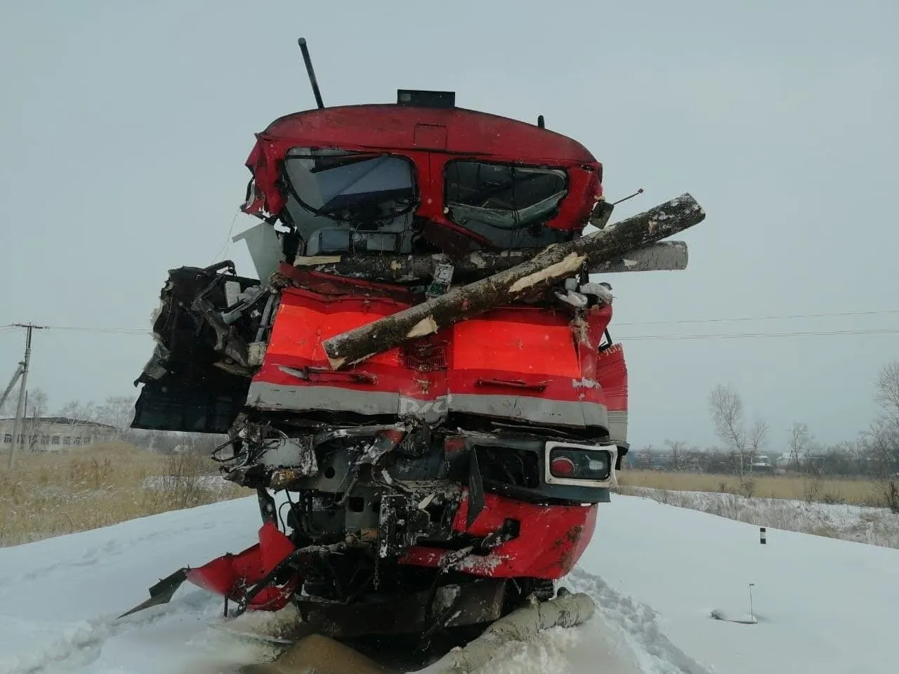 Грузовик столкнулся с поездом в Приморье