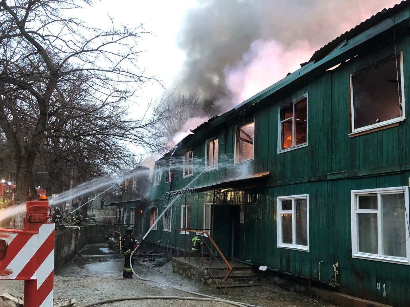 Четыре человека погибли при пожаре в многоквартирном доме под Севастополем - власти