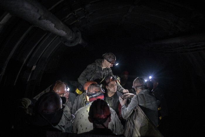 Трое шахтеров, попавшие под завал в шахте Ростовской области, живы - МЧС