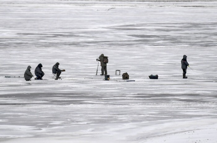 Около 40 рыбаков оказались на льдине в море на юге Сахалина, выехали спасатели
