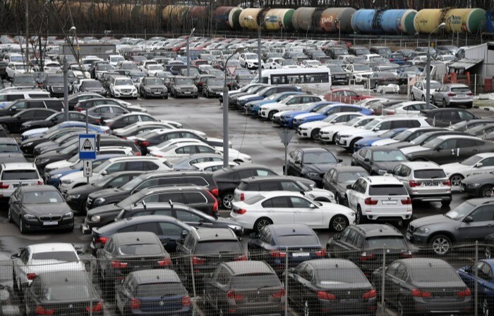 Дилеры на рынке РФ сворачивают продажи новых автомобилей - эксперты