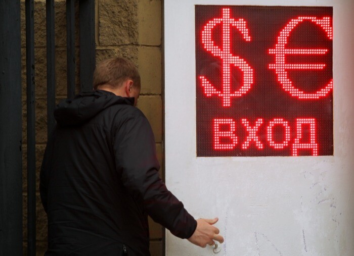 Рубль возобновил падение на Мосбирже после коррекции в начале торгов: доллар достиг 105,12 руб., евро - 116 рублей