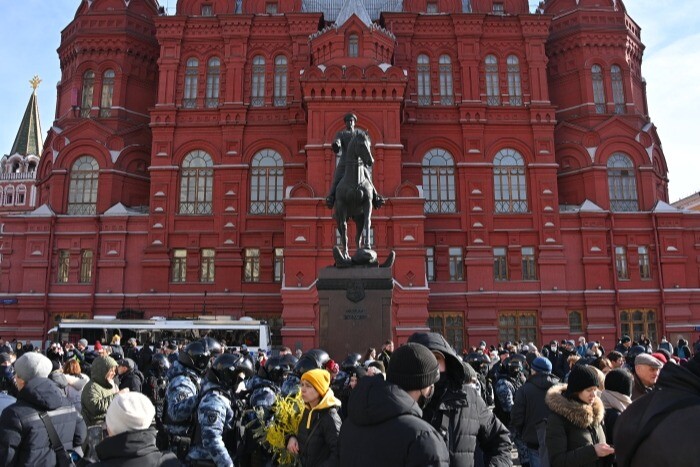 Свыше 2,4 тыс. человек задержаны в Москве и Санкт-Петербурге на несанкционированных акциях