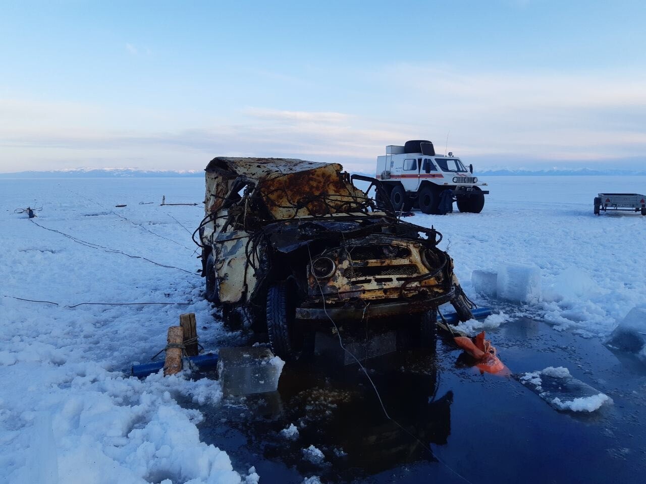 Спасатели подняли со дна Байкала затонувший более 30 лет назад автомобиль