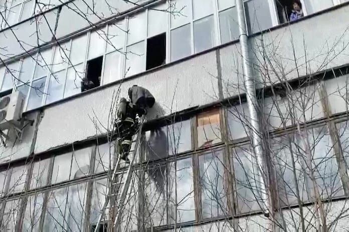 Более 50 человек спасены из горящего здания научно-исследовательского института во Владимире