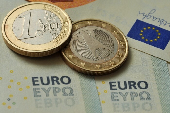 Евро опустился ниже 95 руб. впервые с 28 февраля