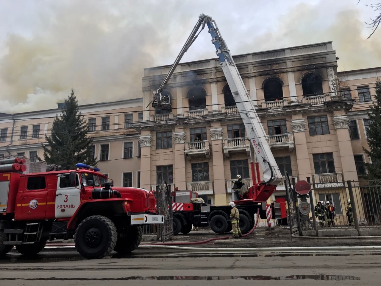 Движение транспорта частично перекрыли в центре Рязани, где тушат крупный пожар