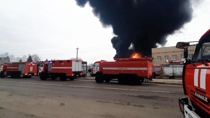 Отдельные очаги пожара на нефтебазе в Белгороде локализованы - мэрия