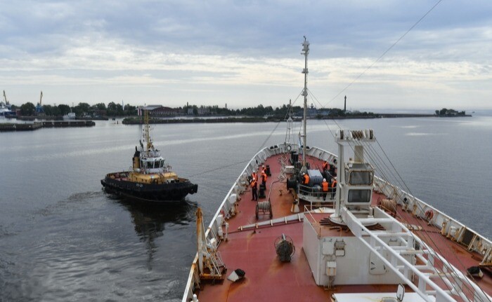 Военные буксиры на Камчатке в шторм пришвартовали танкер с топливом - ТОФ