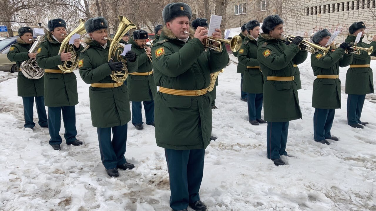 Военные устроили мини-концерт для 100-летнего ветерана ВОВ в Свердловской области
