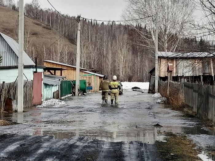 Жителей кузбасского поселка эвакуируют из-за вышедшей из берегов реки
