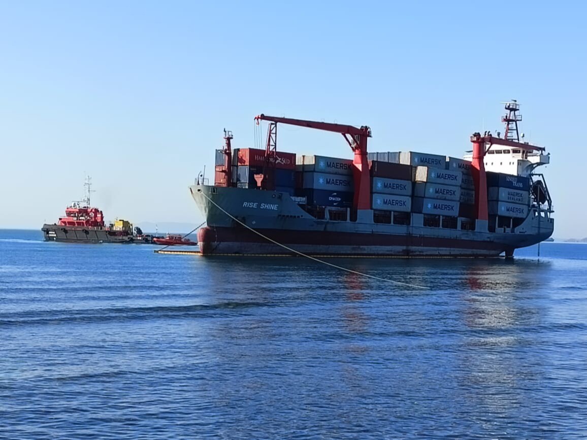 Специалисты начали разгрузку севшего на мель в Приморье иностранного контейнеровоза Rise Shine