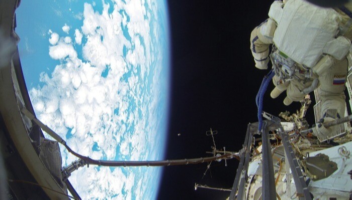 Российские космонавты завершили выход в открытый космос