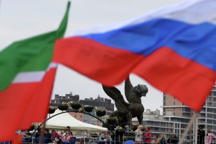 Занятия в школах Татарстана будут начинаться с подъема двух государственных флагов под исполнение гимнов страны и республики