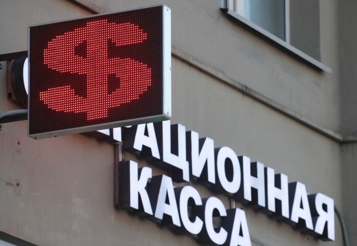 Рубль, упавший на старте торгов на мерах ослабления валютного контроля, перешел к росту