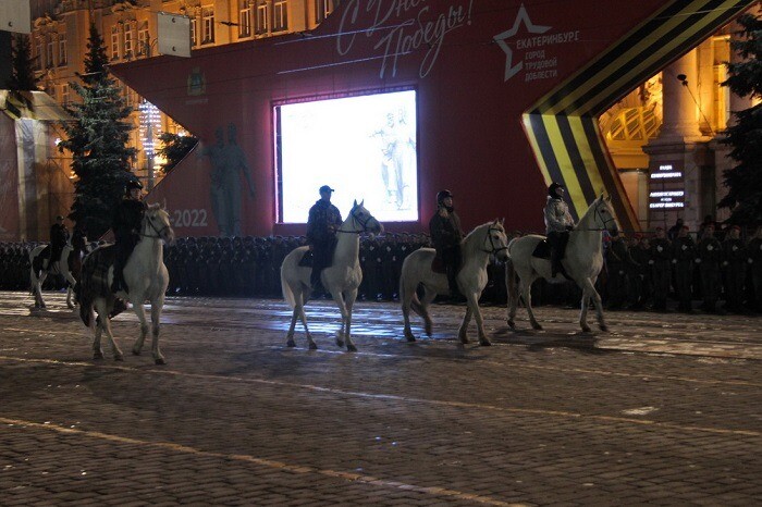 Группа конных всадников впервые приняла участие в репетиции военного парада в Екатеринбурге