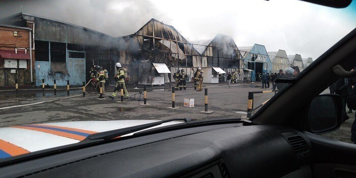 Пожарные ликвидировали огонь на рынке во Владикавказе