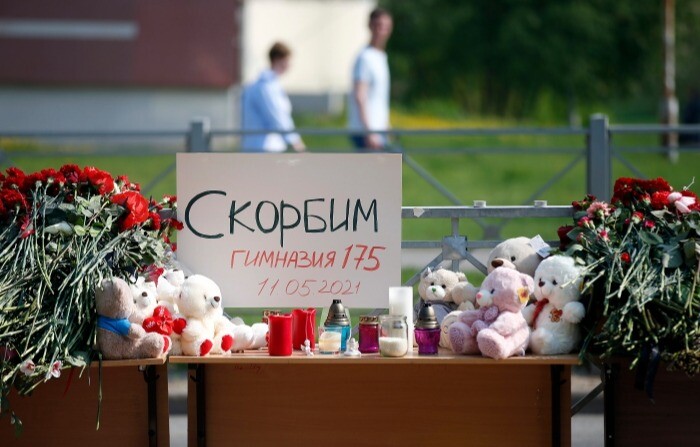 Родители и ученики казанской гимназии, где год назад произошла стрельба, собрались почтить память погибших