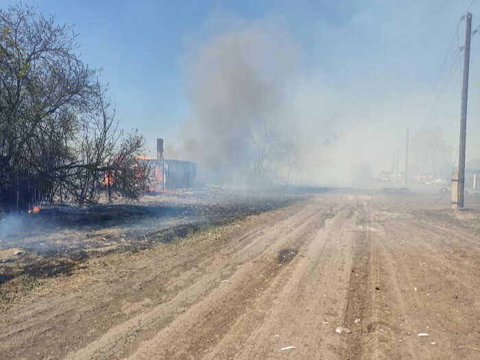 Четыре дома сгорели в иркутском Черемхово из-за пала травы на пустыре