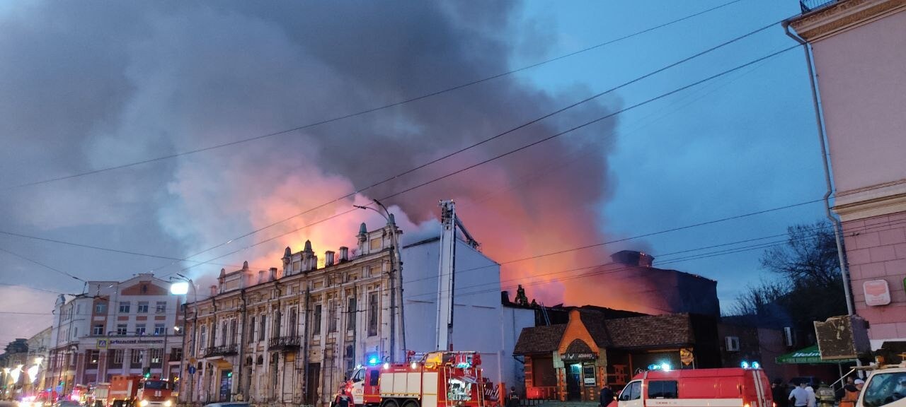 Пожар в центре Иркутска перекинулся на крышу театра
