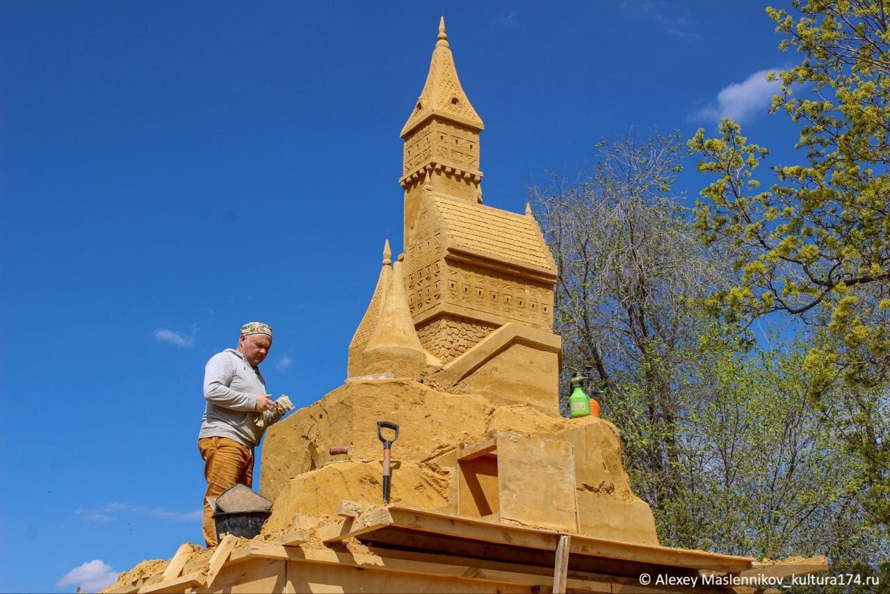 Мастера из разных городов построят в Челябинске девять сказочных скульптур из песка