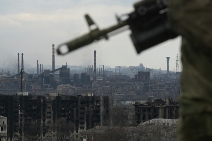 Песков напомнил, что украинские военные могут выйти из "Азовстали", сложив оружие