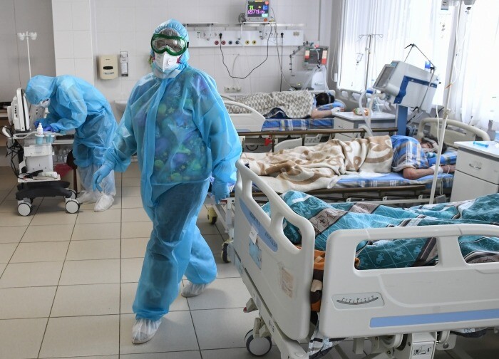 Среднесуточная госпитализация с COVID-19 в Петербурге вторую неделю держится на низком уровне