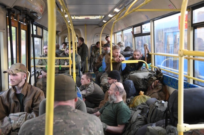 Минобороны РФ сообщило о сдаче в плен за сутки 694 украинских военных с "Азовстали"