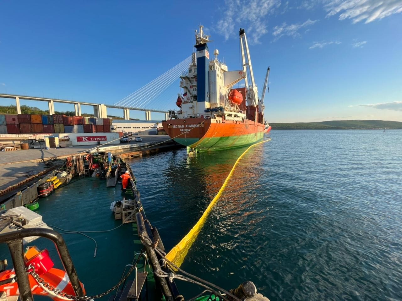 Утечку нефтепродуктов после столкновения двух судов ликвидировали у берегов Владивостока