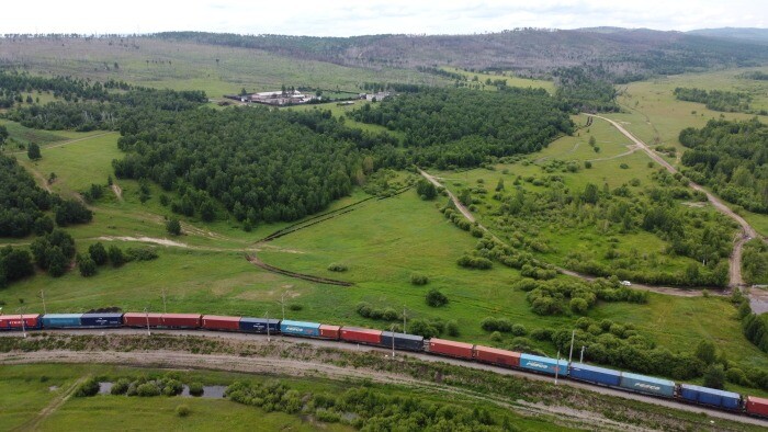 Почта России и РЖД запустили первый почтовый контейнерный поезд Москва - Владивосток