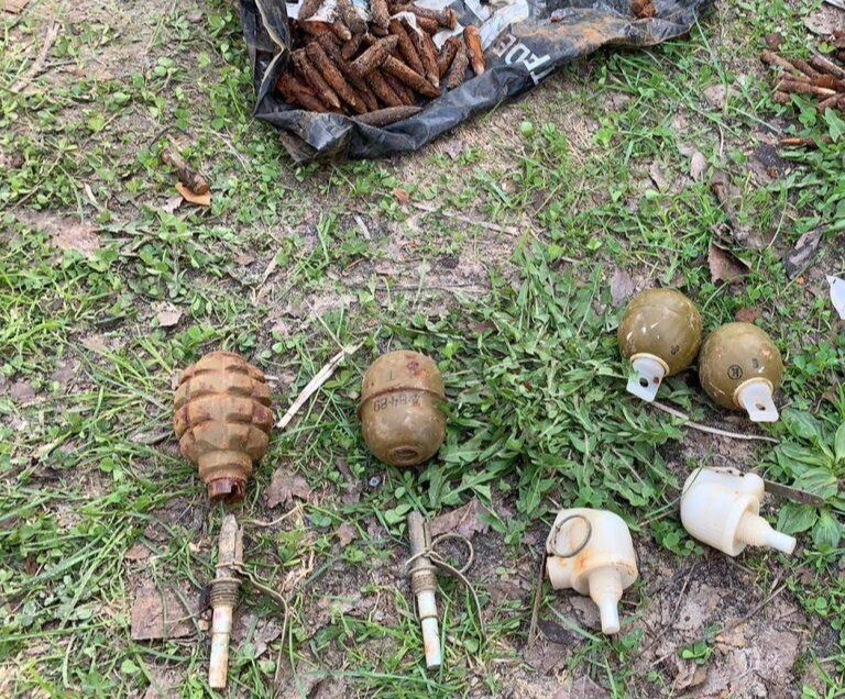 Житель ХМАО спустя 15 лет владения дачным участком нашел на нем крупный схрон боеприпасов