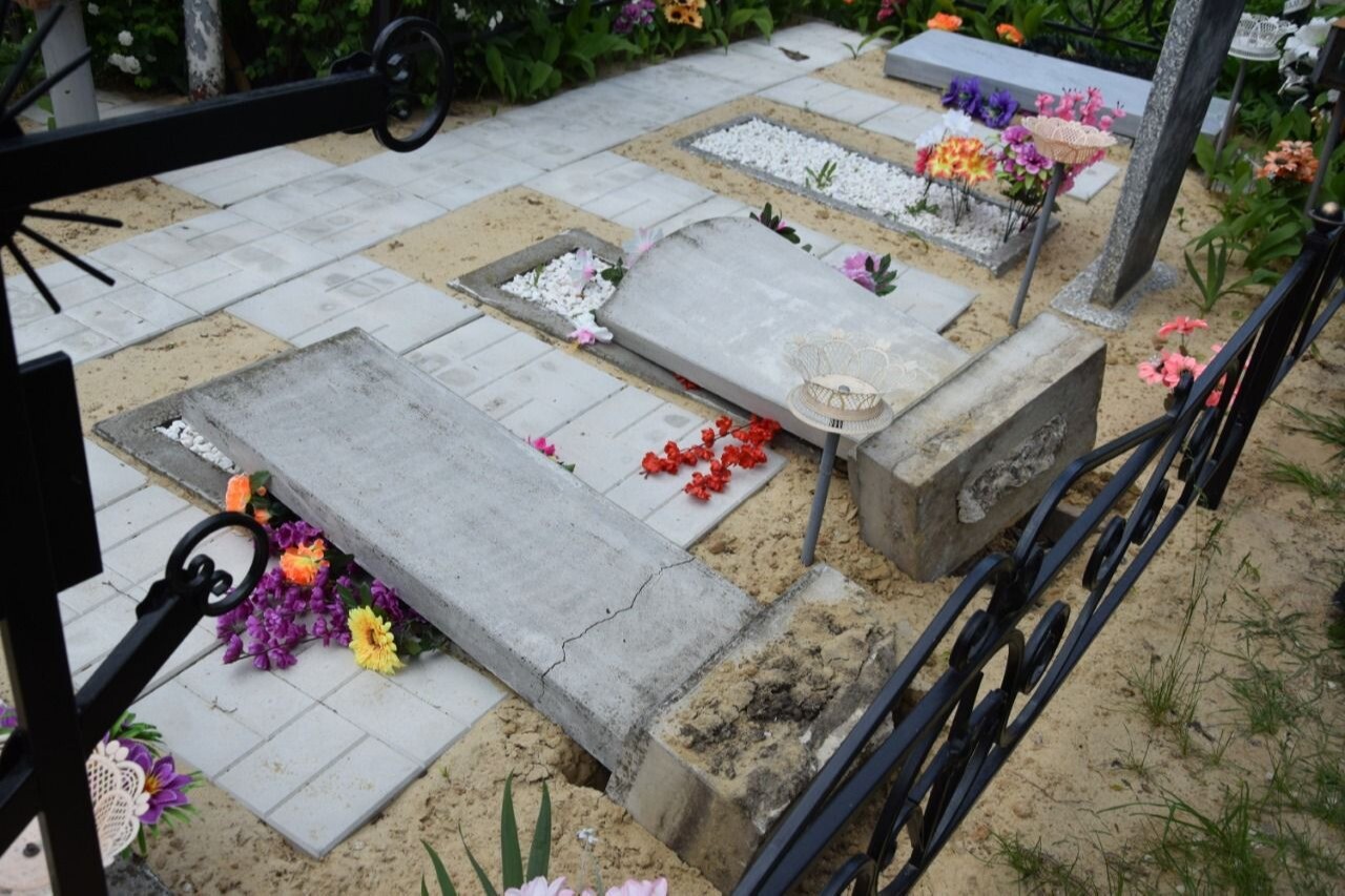 Вандалы повредили более 50 могил на кладбище в Воронежской области