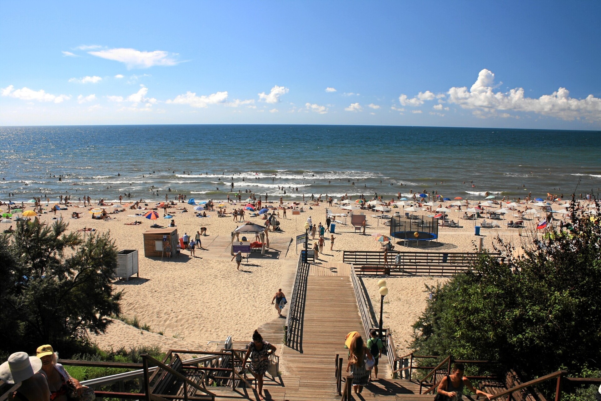 Два морских пляжа в калининградском Янтарном вновь удостоены престижного "Голубого флага"