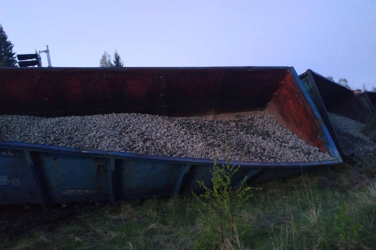 Семь вагонов грузового поезда сошли с рельсов в Свердловской области