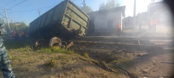 Грузовик въехал в будку дежурного по железнодорожному переезду в Прикамье, пострадали пять человек