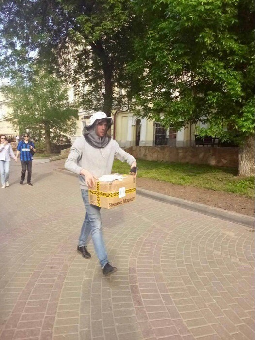 Брошенную коробку с пчелами нашли на туристической улице в Нижнем Новгороде