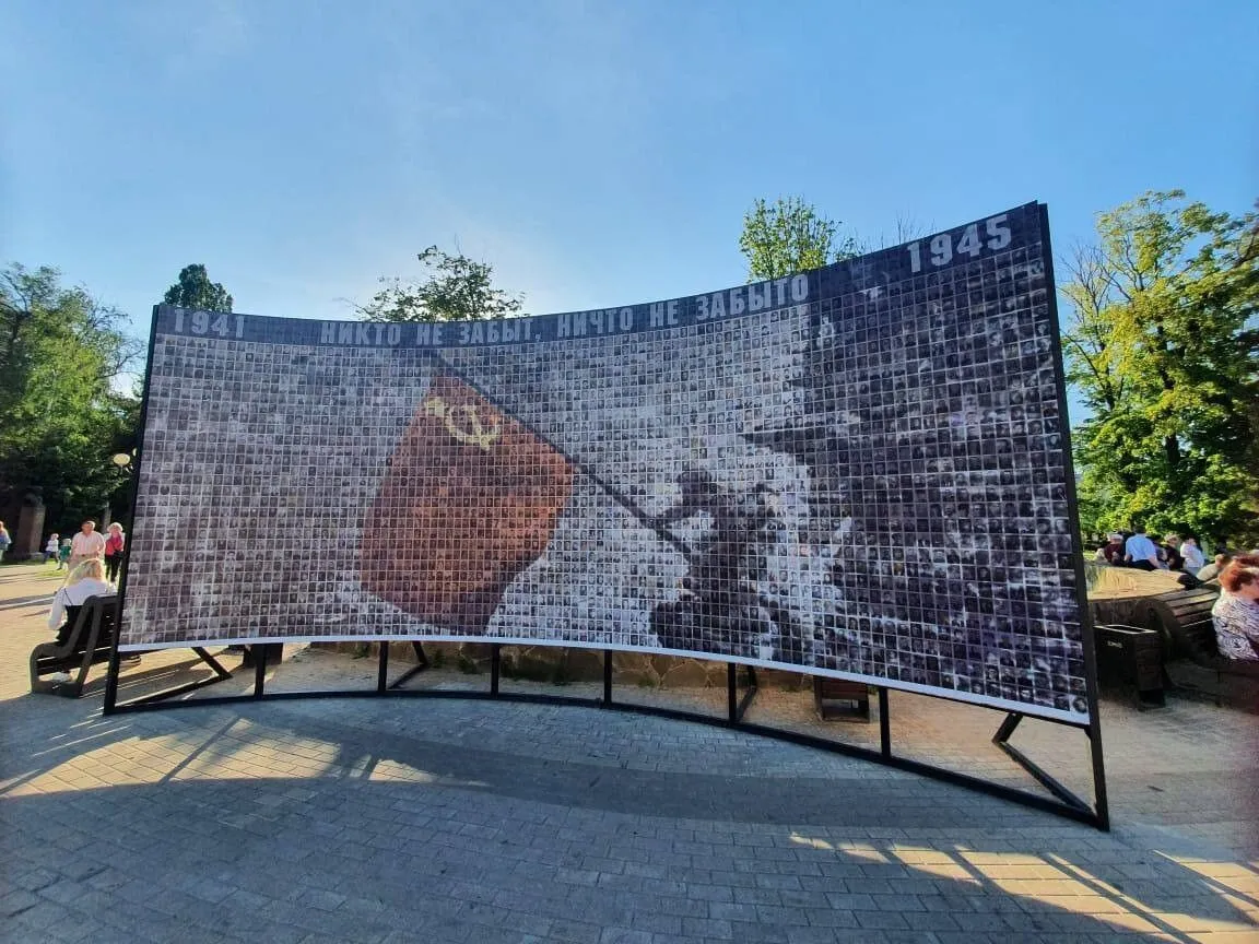 Пострадавшую от ветра инсталляцию из 2,6 тыс. фотографий участников войны в Белгороде вернули на прежнее место