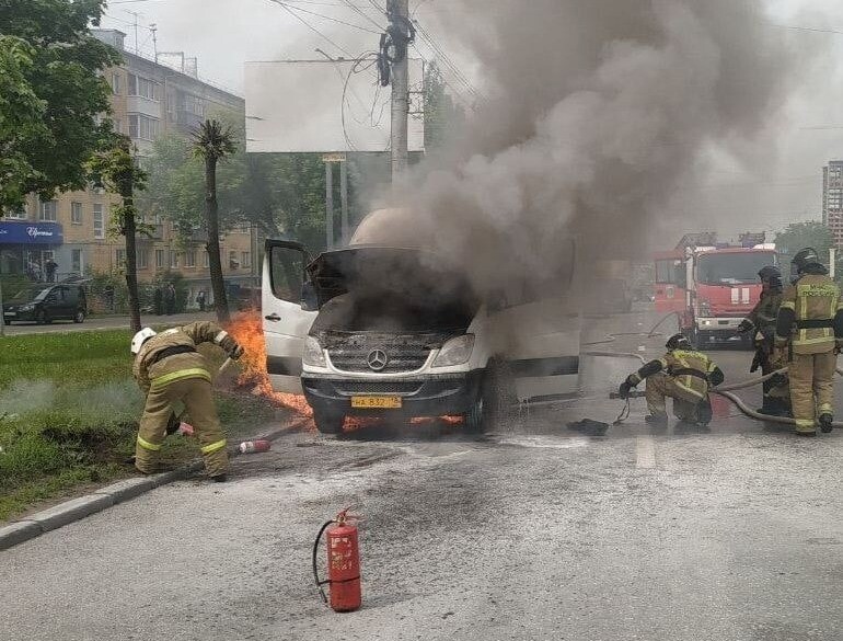 Микроавтобус загорелся в центре Ижевска, пострадавших нет