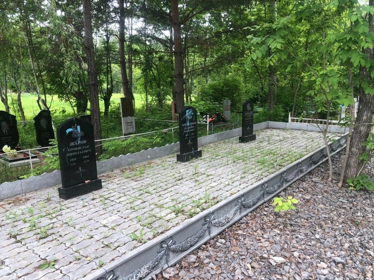 Вандалы осквернили надгробия погибших летчиков в Приморье