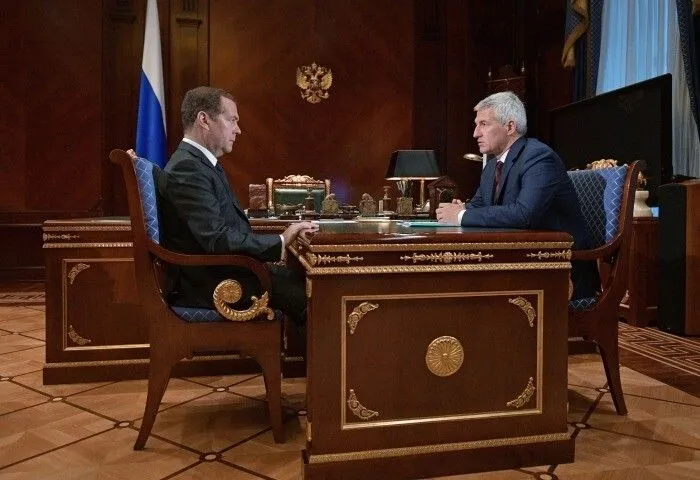 Медведев попросил главу Карелии предоставить предложения по развитию республики