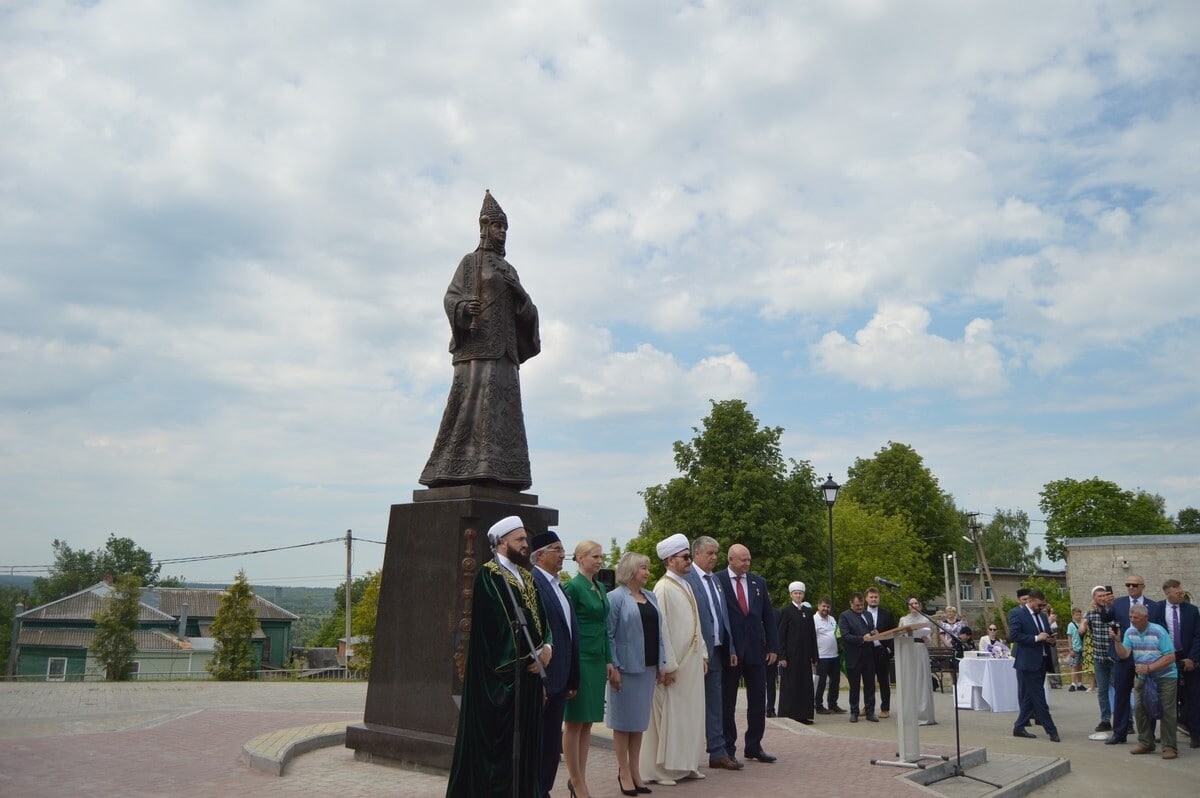Памятник казанской царице Сююмбике открыли в Рязанской области