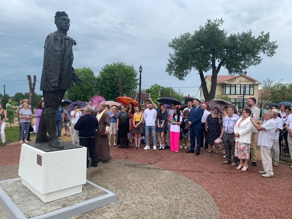 Памятник советскому переводчику Николаю Любимову открыли в калужском Перемышле