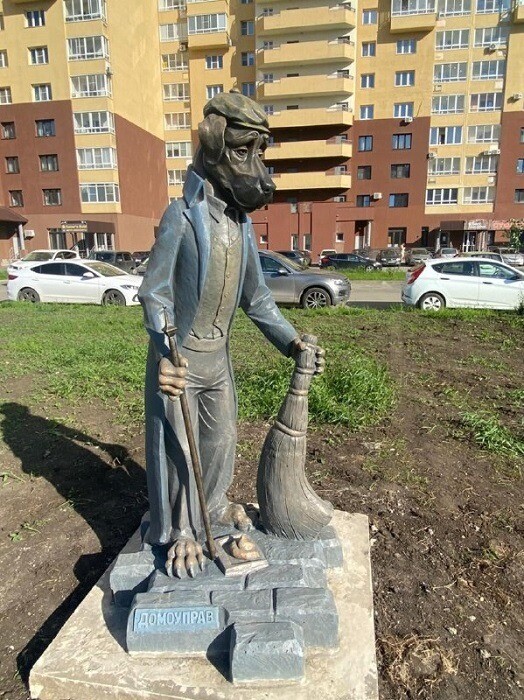 Скульптуру собаки с совком и метелкой установили в Челябинске